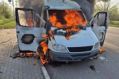 Удар дрона ВСУ по микроавтобусу: погибла женщина, двое ранены