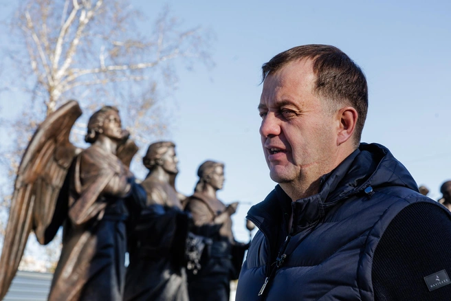 Скульптор Алексей Щитов с командой больше года работал над памятником | Источник: Валерий Звонарев