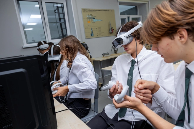 VR-комплекс моделирует работу реального автосервиса, есть компьютерные программы по сборке и эксплуатации автомобиля | Источник: АО «КОНАР»