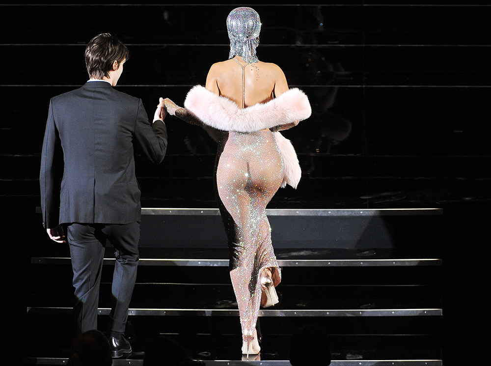 17 «голых» платьев звезд, в которых вы не смогли бы ни есть, ни сесть | marieclaire.ru