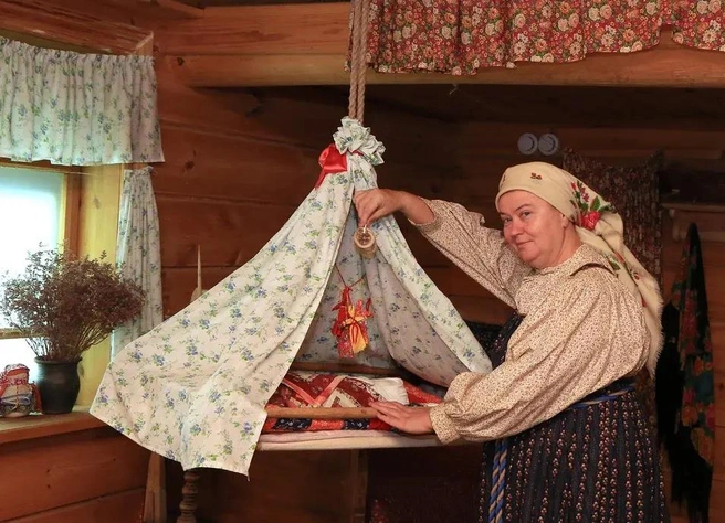 На выставке «Родной дом: башкирская юрта и русская изба» (0+) в Детском музее понравится детям и взрослым. А если хочется еще больше узнать про старинный быт&nbsp;— по выходным можно посетить цикл занятий «В избе у бабы Вари» (0+) | Источник: Исторический музей Южного Урала