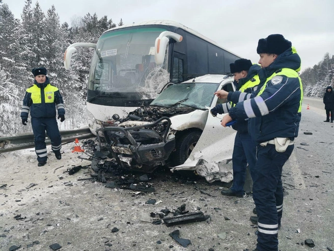 Mitsubishi занесло на трассе, машина вылетела на встречку | Источник: УГИБДД по Свердловской области