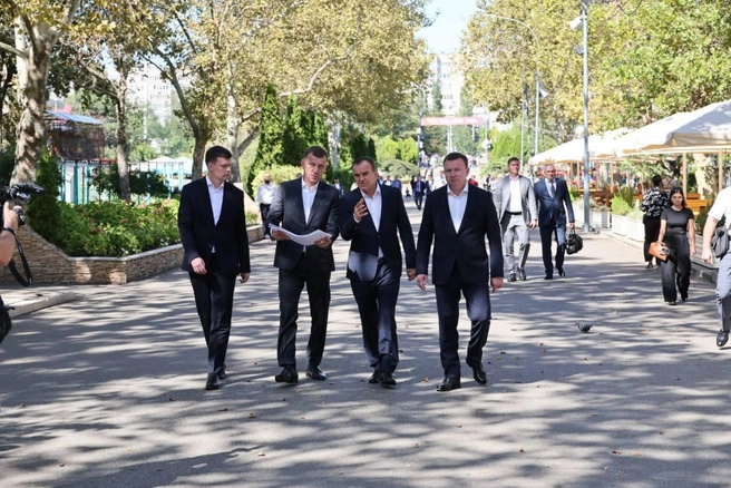 Губернатор и мэр прогулялись в парке «Солнечный Остров». Им не понравилось | Источник: Евгений Наумов