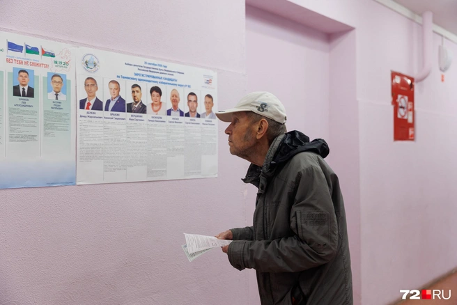 Мужчина не знал избирателей. Пришел к стенду, чтобы изучить каждого кандидата | Источник: Ирина Шарова / 72.RU