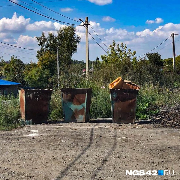 Мусор всё же вывозят, но только при условии, что помойка стоит рядом с дорогой | Источник: Александр Левчук / NGS42.RU