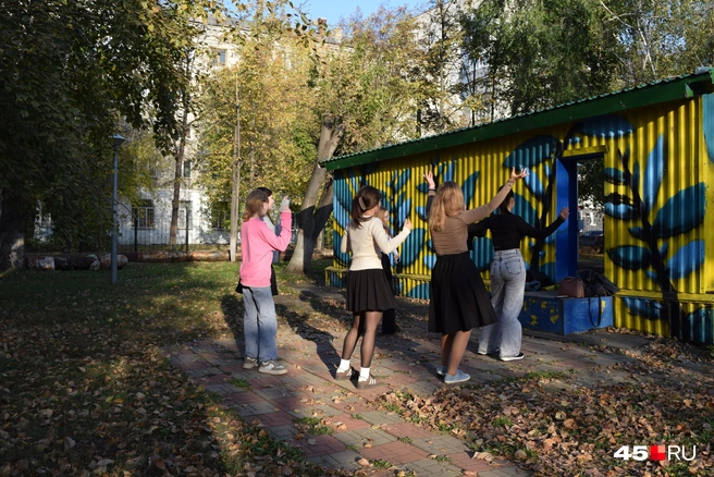 Пока было тепло, девчонки танцевали на улице под песни группы «Комбинация» | Источник: Юлия Король / 45.RU
