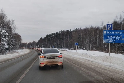 На свердловской трассе образовалась огромная пробка