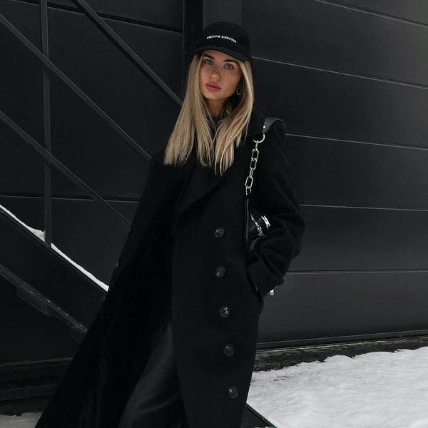 Стильно и практично: 5 модных черных пальто для тех, кто любит классику