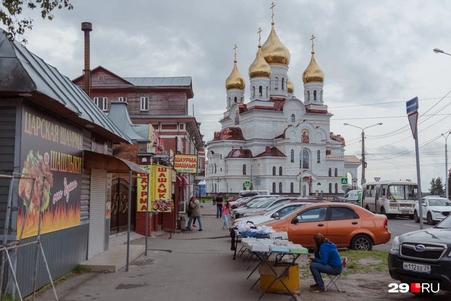 Возле центрального рынка&nbsp;— еще один очаг шаурмы | Источник: Иван Митюшёв