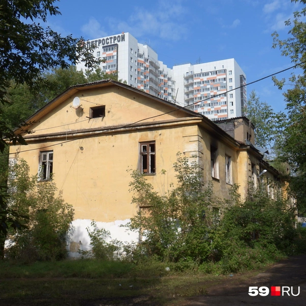 Дом уже до пожара стоял заброшенным, без окон и дверей | Источник: Кирилл Хафизов / 59.RU