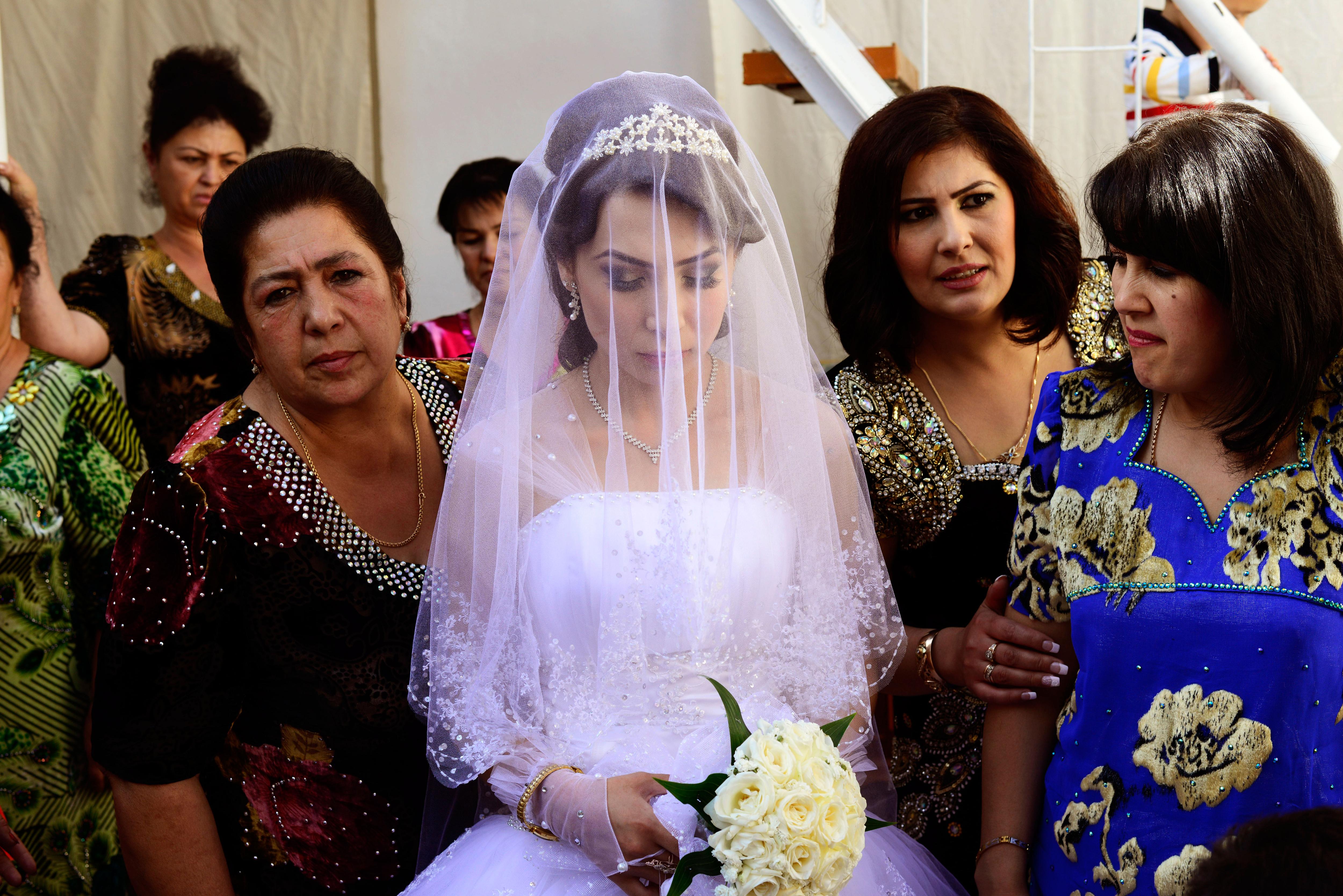 Невеста узбекистан жених. В Узбекистане жених ударил невесту. Узбекская свадьба. Невеста Узбекистан. Узбекские женщины.