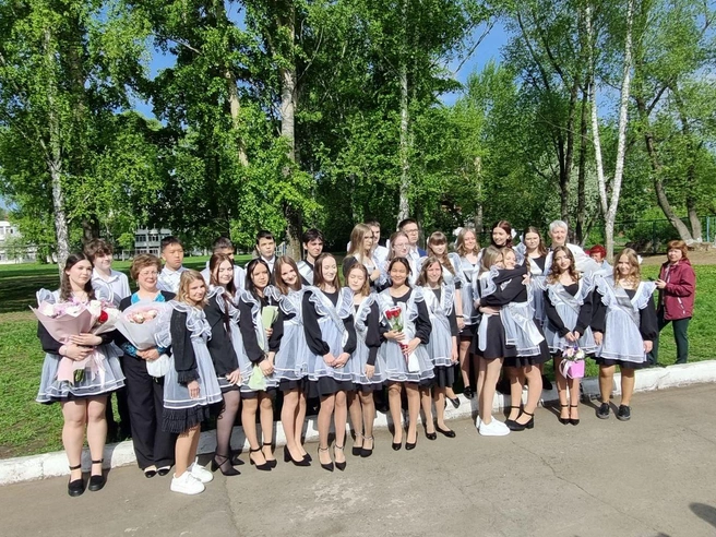 Цветы — один из главных атрибутов Последних звонков | Источник: читательница НГС