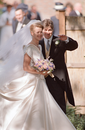 Леди Хелен Виндзор и Тимоти ТейлорПосле перерыва в 35 лет 18 июля 1992 года в часовне Св. Георгия прошла новая королевская свадьба: венчались леди Хелен Виндзор, единственная дочь герцогов Кентских, и самый обыкновенный арт-дилер Тимоти Тейлор. Невеста предстала в фамильной Кентской тиаре, а ее платье от Catherine Walker, расшитое жемчугом и стеклярусом, поражало своим необычным кроем, вдохновленным сводами знаменитой готической Капеллы.