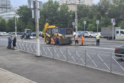 В Волгограде перекладывают свежий асфальт на 7-й Гвардейской