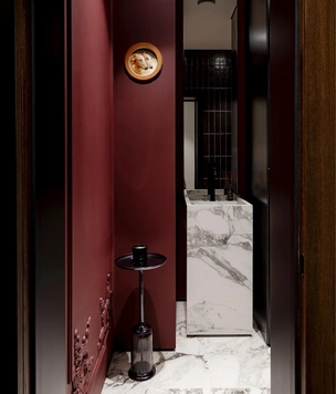 Лепнина и красные акценты: квартира 84 м² в Минске