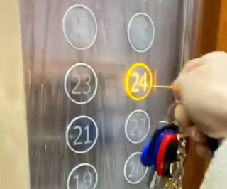 В Китае стал популярен лайфхак с зубочистками в лифте для защиты от коронавируса