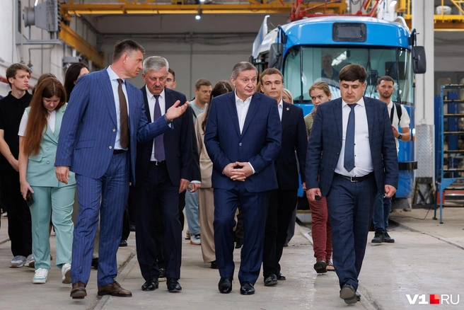Директор «Метроэлектротранса» провел для губернатора и его приближенных персональную экскурсию | Источник: Алексей Волхонский / V1.RU