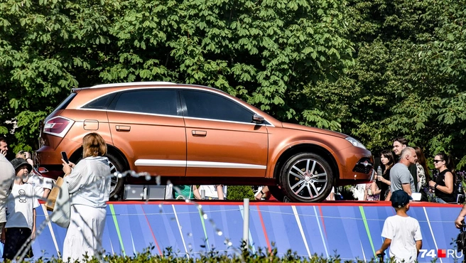 АВТОВАЗ, похоже, получил разнарядку занять всю главную аллею ВДНХ концептами (был и Azimut), но коль скоро реальных прототипов у завода мало, пошукали в музее, сдули пыль и выкатили массу мертворожденных макетов, включая эту Lada C-Cross. Я помню ее еще по московскому автосалону 2008 года&nbsp;— время надежд, блин | Источник: Артем Краснов