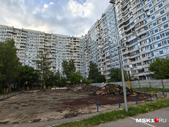 На фото видно, как близко будет находиться огромная спортплощадка к окнам дома. И это при «замкнутом» дворе | Источник: Анастасия Харитонова / MSK1.RU