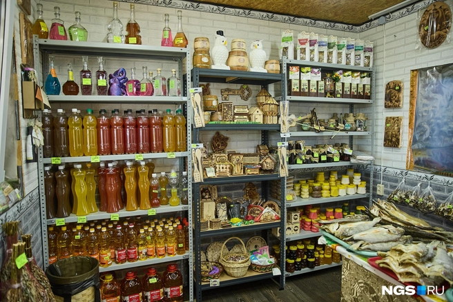 Ассортимент в масляхинских магазинчиках ориентирован на туристов | Источник: Александр Ощепков / NGS.ru