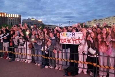 Алексей Воробьев сфотографировался с фанатками из Читы с плакатом