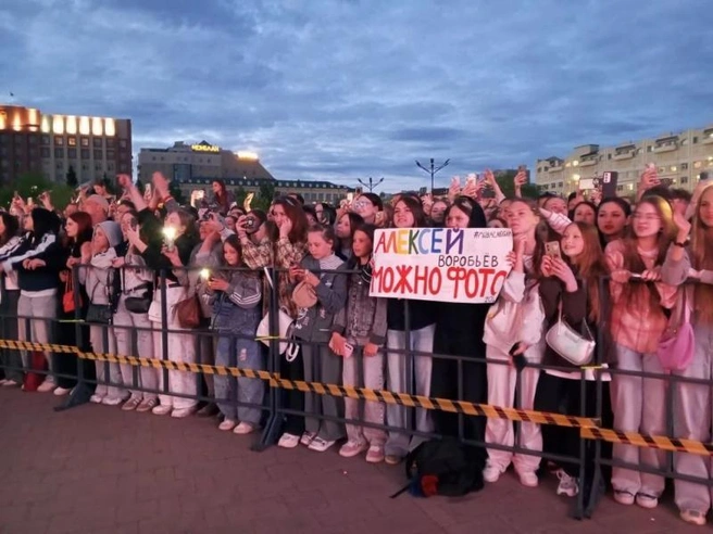 Алексей Воробьев сфотографировался с фанатками из Читы, нарисовавшими для него плакат | Источник: культура75.рф