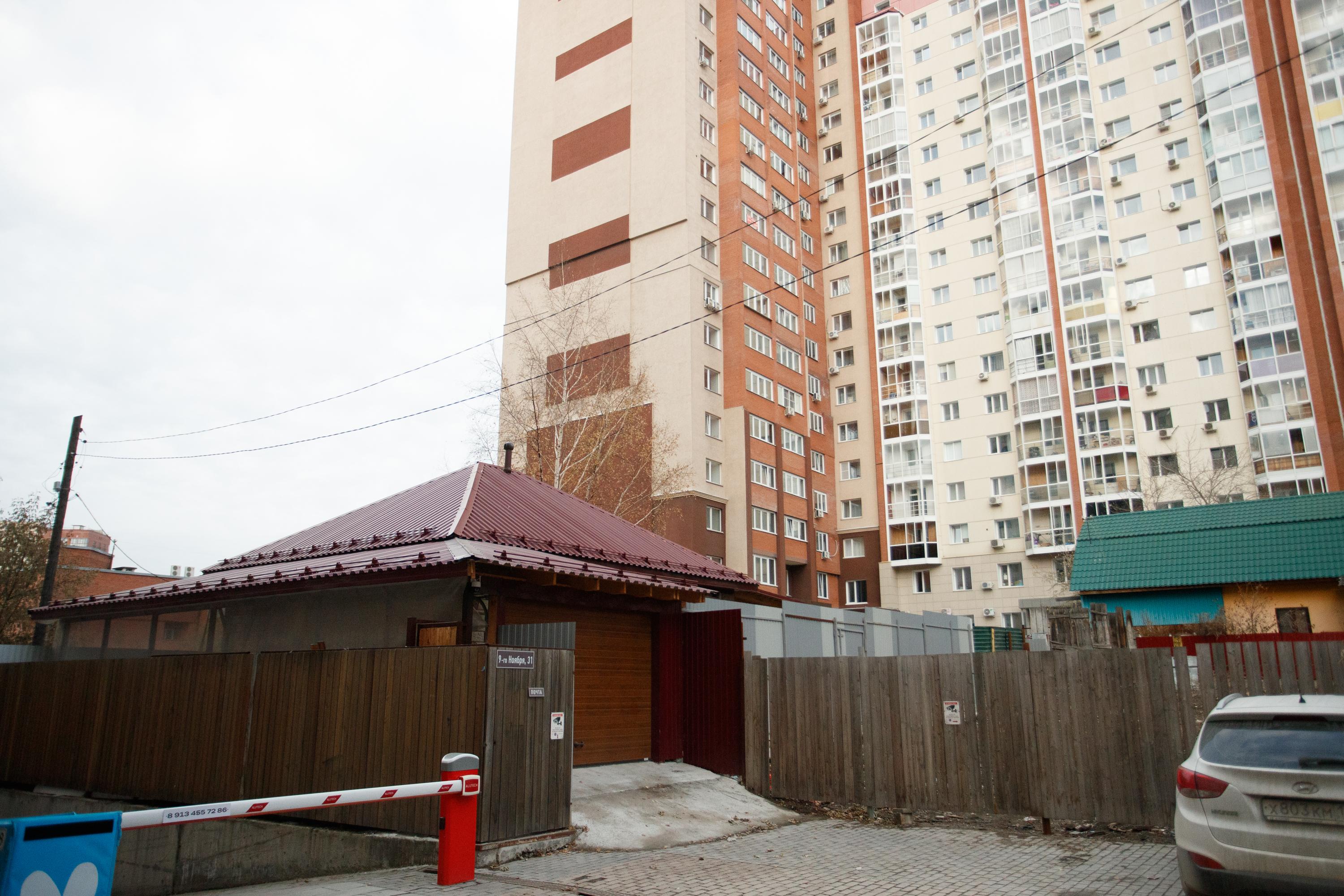 Сибирячка восстановила дом после пожара в Новосибирске и получила иски о сносе