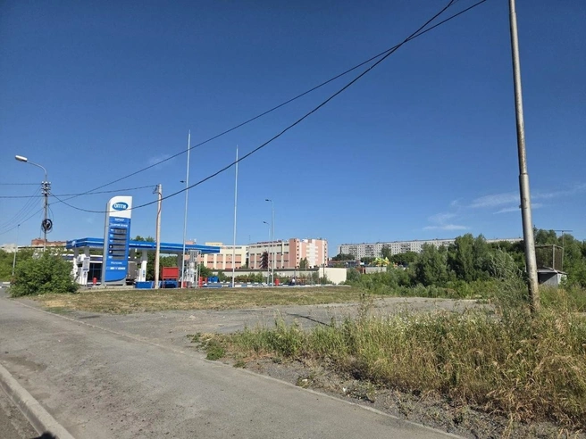 Заправка сети «Опти» на улице Лазурной не работает. Накануне на аналогичной станции в поселке Восход цена АИ-95 достигала 130 рублей | Источник: Елизавета Шаталова / NGS.RU