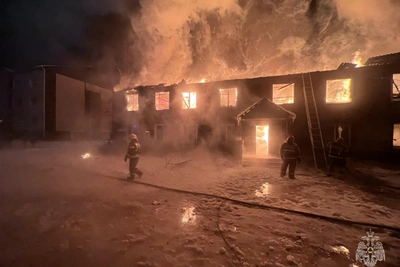 Сгорел двухэтажный дом в поселке Солнечный, есть погибший