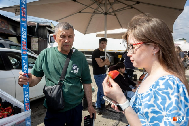 На рынке всё дают попробовать | Источник: Владислав Лоншаков / E1.RU