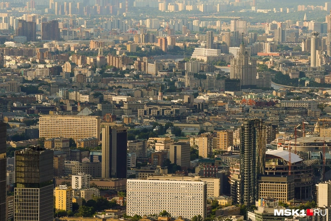 Вид на юго-восточную часть Москвы. Справа можно найти Высотный дом на Котельнической набережной  | Источник: Артем Устюжанин / MSK1.RU