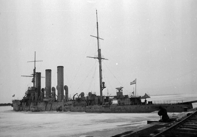 Разоруженный крейсер «Аврора» в Ораниенбаумском порту, фото 1940-х годов | Источник: из фондов ЦВММ