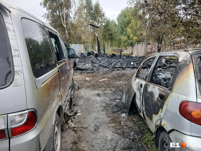 Из-за пожара семья лишилась и автомобилей | Источник: Роман Марьяненко / E1.RU