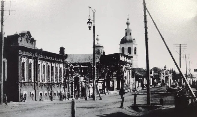 Вид на Троицкий переулок, на заднем плане&nbsp;— Троицкая церковь, в 1910-е годы. Репродукция | Источник: Комитет по делам архивов Курганской области / vk.com