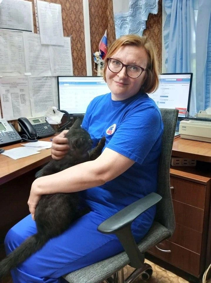 Сотрудница Первомайской подстанции и Кокс | Источник: пресс-служба Минздрава Новосибирской области