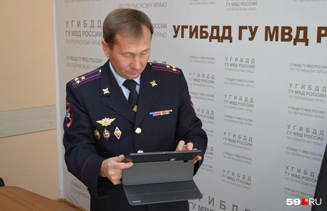 Алексей Карин демонстрирует, как работает планшет | Источник: Полина Анкушина