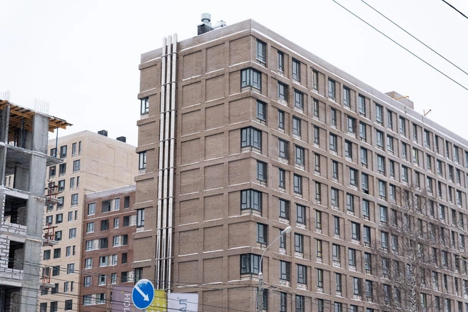 В здании на 100% готов монолит, наружные стены, облицовка, перегородки, окна и балконные пары | Источник: Группа Аквилон