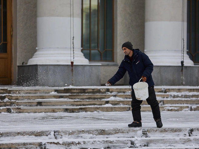 В настоящее время в Новосибирске усилена борьба с гололёдом путём привлечения дополнительных рабочих для ручной уборки. | Источник: Александр Ощепков / NGS.RU