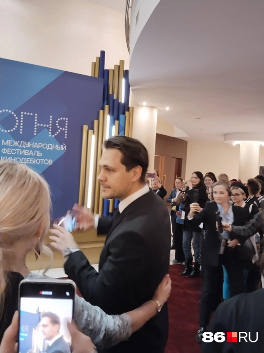 Милош Бикович делал селфи с фанатами | Источник: Сабина Сафронова / 86.RU