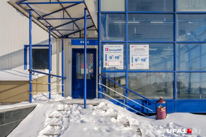 На входе написано, что магазин закрыт | Источник: Булат Салихов