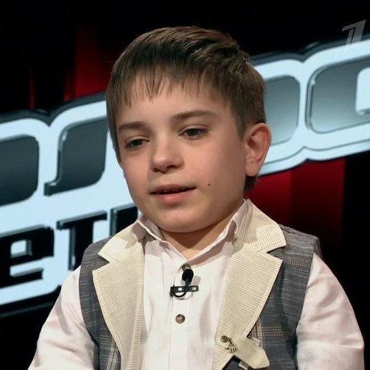 Подопечный Димы Билана Данил Плужников после победы в «Голосе» поет на улице