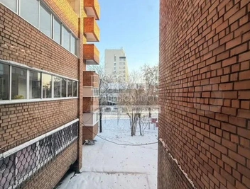 И очень живописный вид из окна | Источник: сайт бесплатных объявлений