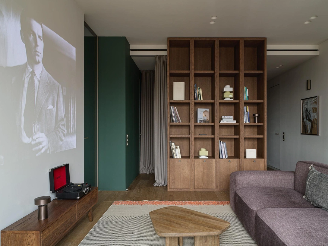Инженерная доска Ludlow, Finex. Диван «Кермит», Лавсит. Вся встроенная мебель изготовлена на заказ, ModnoМебель. Журнальный стол, Rock Oak. Встраиваемые гипсовые светильники Gyps Modern, Maytoni. Ковер, Gan. Все двери, Cascate Porte. Шторы, Shtorgrad. Вазы на стеллаже, Normann Copenhagen, салон «Предметы». Лампа на стеллаже, Audo Copenhagen. | Источник: Сергей Красюк. Cтиль: Yes We May