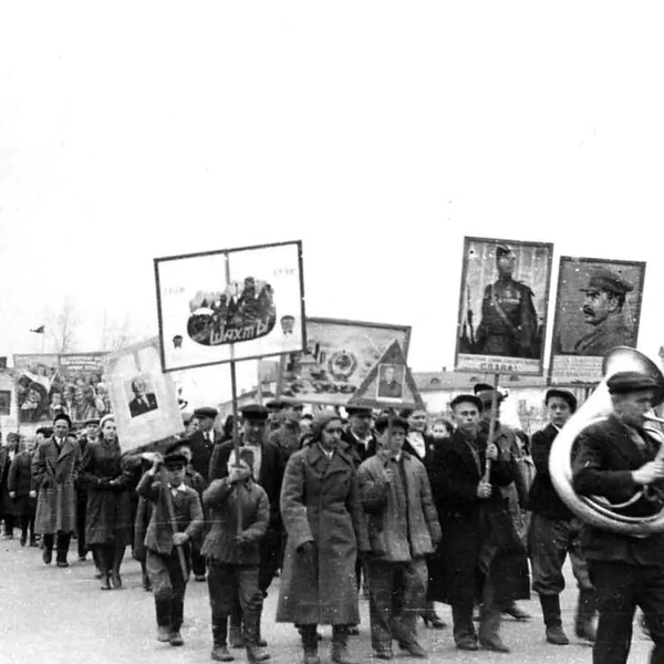 В военное время парады на 1 Мая не проводили, а в 1946-м традиция возродилась. Трудящиеся снова прошли по городу | Источник: Фонд ИАОО