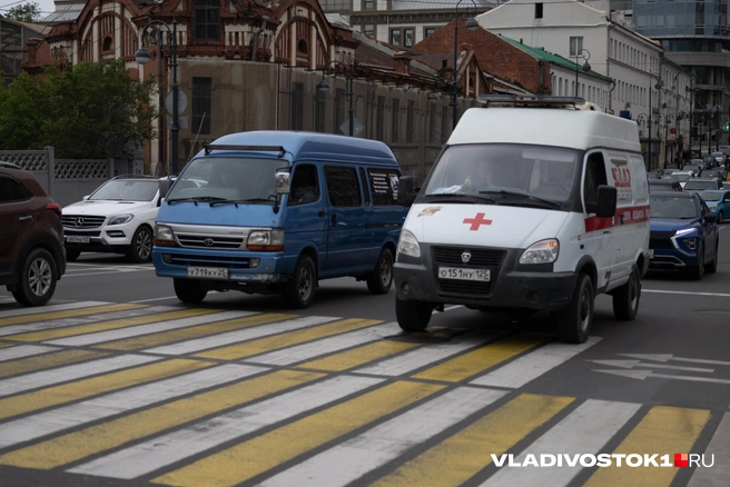 Школьницу увезли в больницу прямо с места аварии | Источник: Елена Буйвол / VLADIVOSTOK1.RU