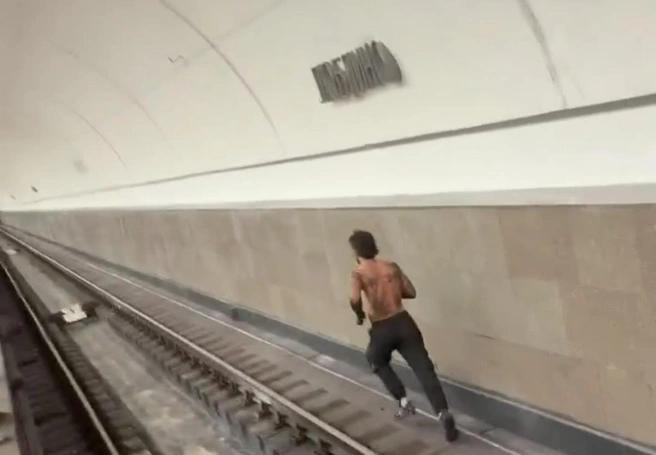 Полуголый мужчина почти на час сорвал движение поездов в метро на Люблинско-Дмитровской линии | Источник: Подслушано метро Москвы / T.me