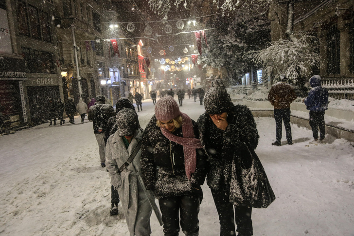 Фото №3 - Спят где придется: две тысячи россиян застряли в Стамбуле из-за сильного снегопада