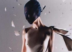 Как в Maison Margiela отмечают Новый год 2025? В балаклавах из капрона, как у воров Лувра