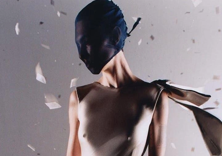 Как в Maison Margiela отмечают Новый год 2025? В балаклавах из капрона, как у воров Лувра