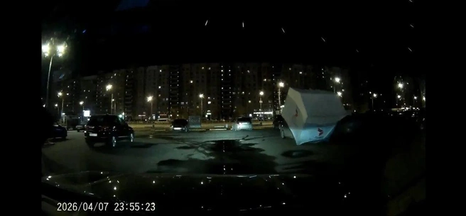 Палатка приземлилась на припаркованный автомобиль | Источник: Мегаполис | ДТП и ЧП | Санкт-Петербург | Питер